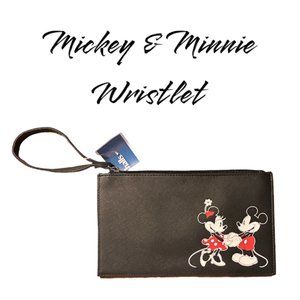 Adorable NWT Mickey and Minnie Envelope Wristlet (D)